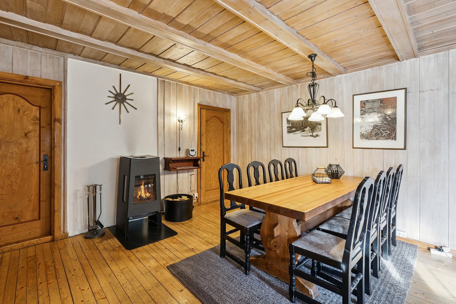 Spisestuen har god plass for felles måltider og en egen vedovn. Galleribilde