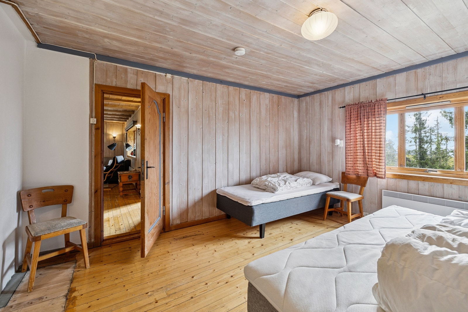 Rommet har panel på vegger og i tak, som gir en klassisk hyttefølelse. Galleribilde