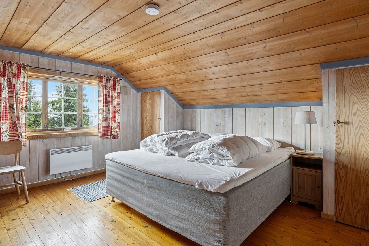 Rommet har skråtak som gir en hyggelig atmosfære. Galleribilde