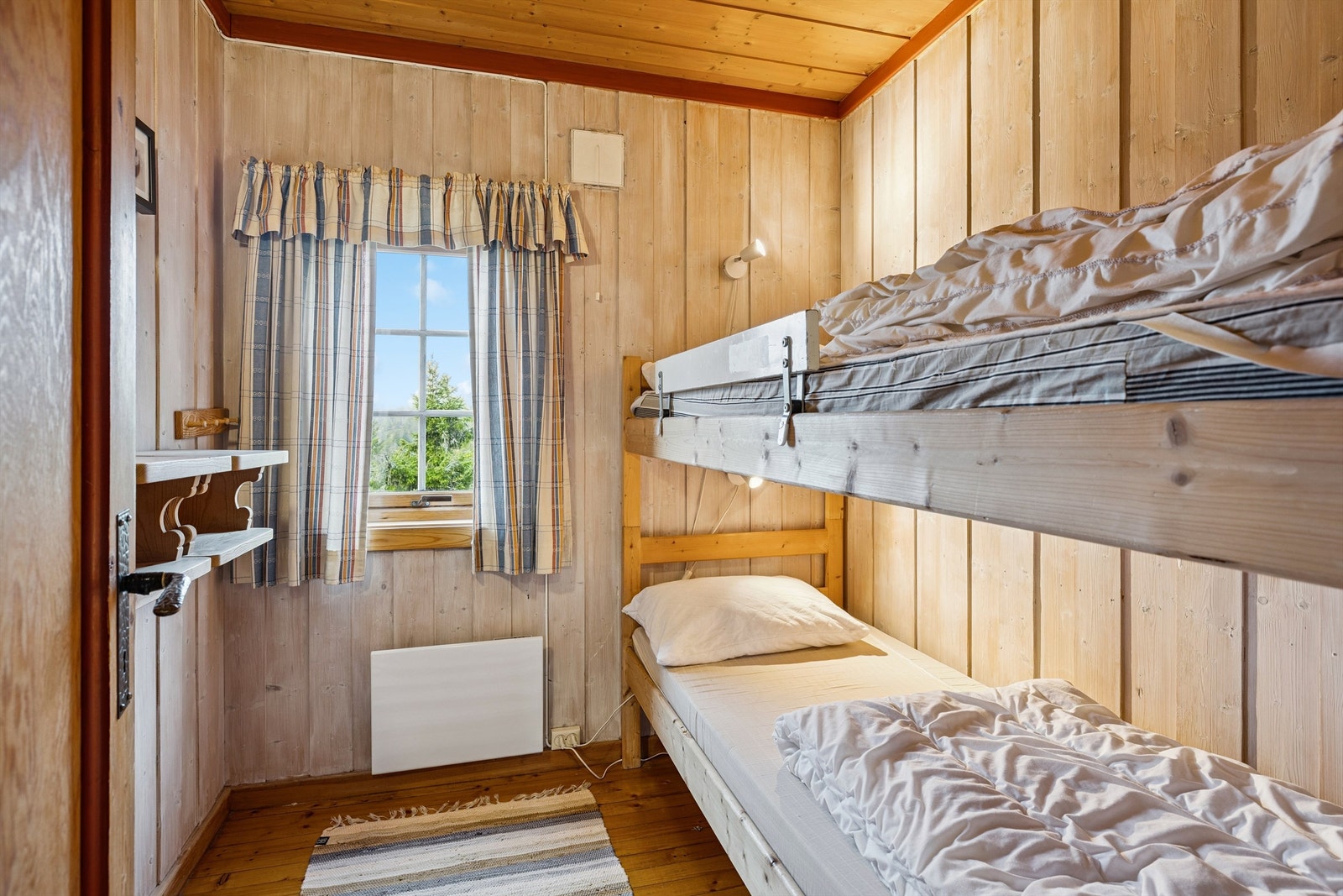 Det andre soverommet i etasjen er arealeffektivt med køyeseng. Galleribilde