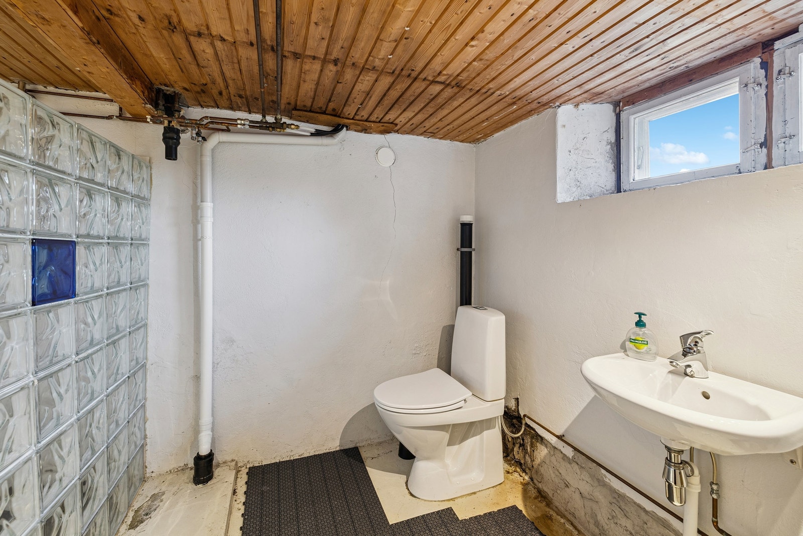 Dusjnisjen er avdelt med glassbyggerstein. Galleribilde