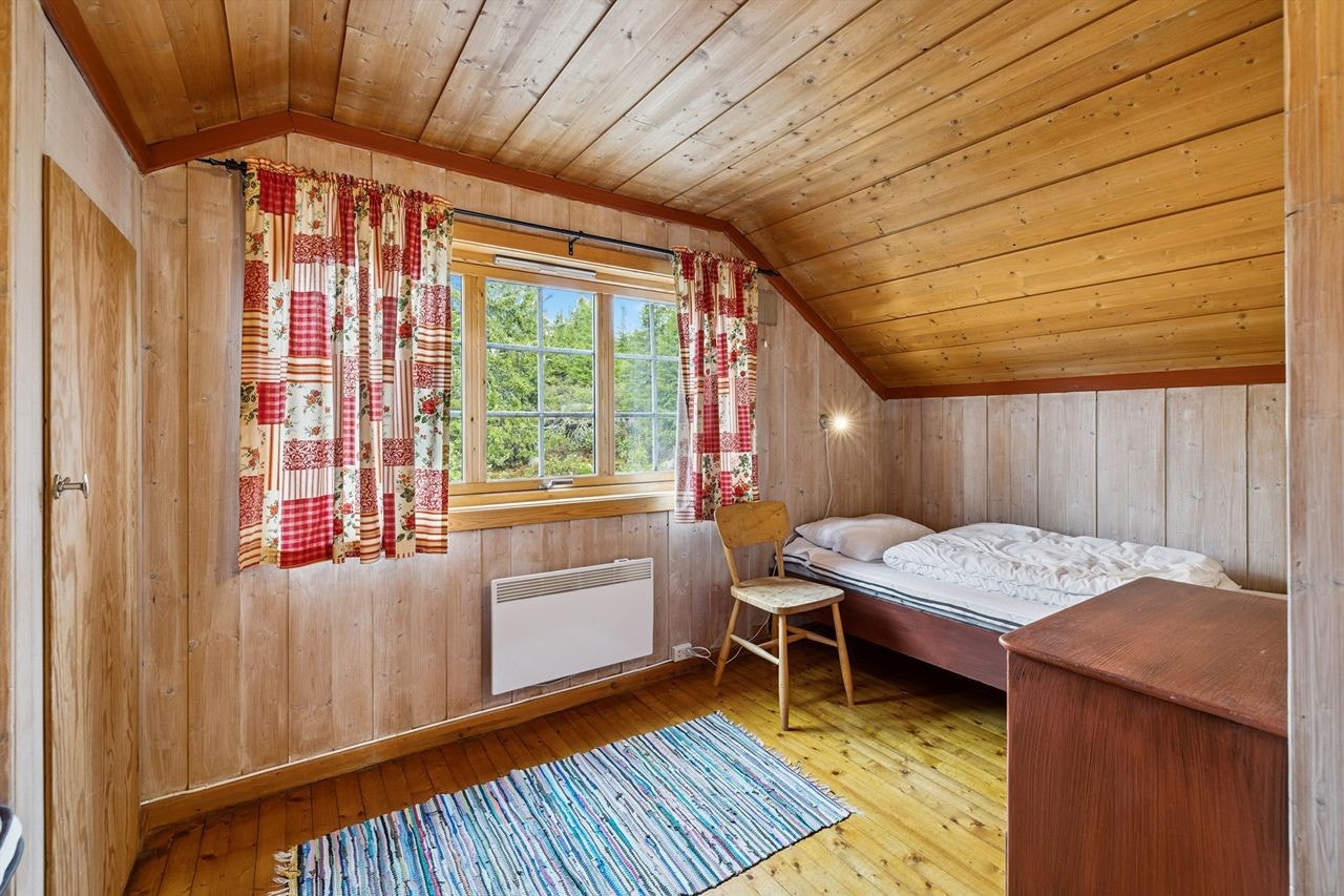 Det andre soverommet i etasjen har også god plass. Galleribilde