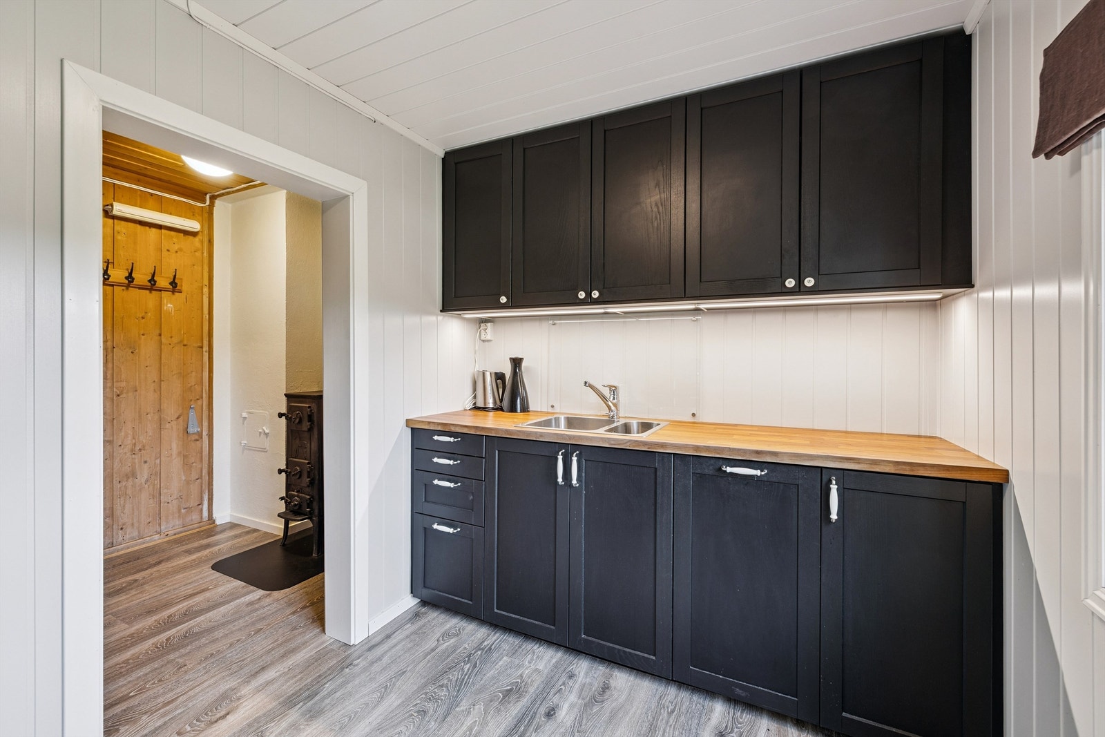 Innredningen byr på rikelig med skapplass. Hytta har innlagt offentlig vann og avløp. Galleribilde