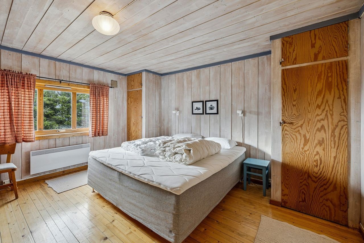 Det ene soverommet i første etasje er romslig og har god plass til dobbeltseng. Galleribilde