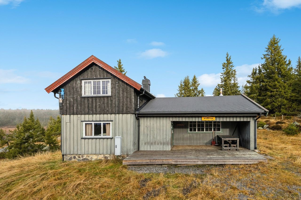 Eiendommen ligger på en stor selveiertomt på 1992 m², som gir rikelig med uteplass. Galleribilde