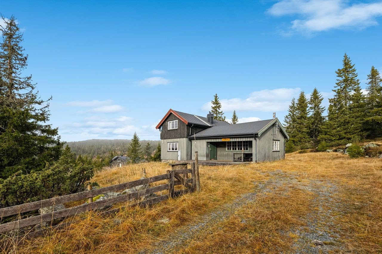 Hytta har en attraktiv beliggenhet på populære Storåsen, med gode solforhold. Galleribilde