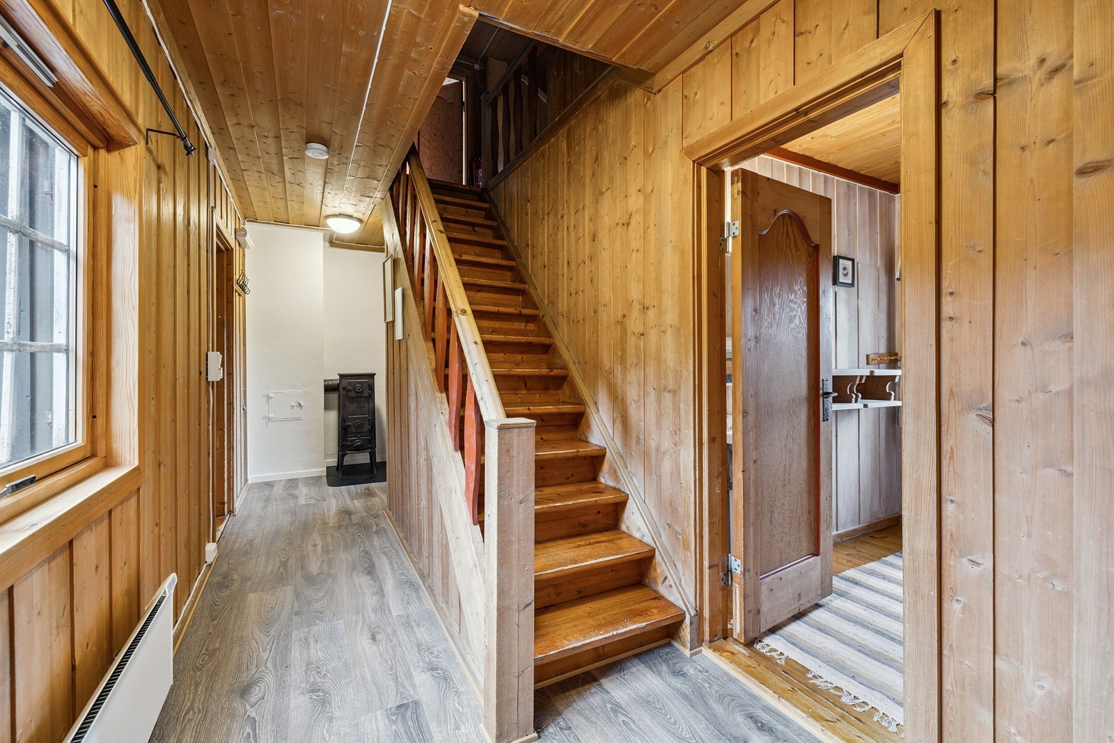 Hytta har en bi-inngang på nordøst siden. Galleribilde