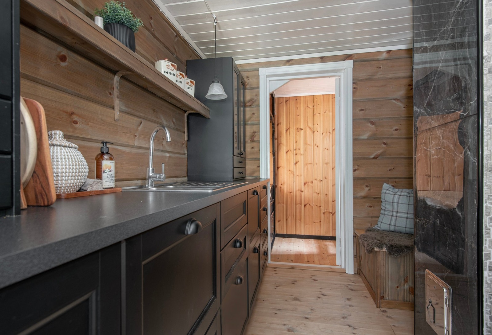 Kjøkkenet har gasskomfyr og gasskjøleskap. Galleribilde