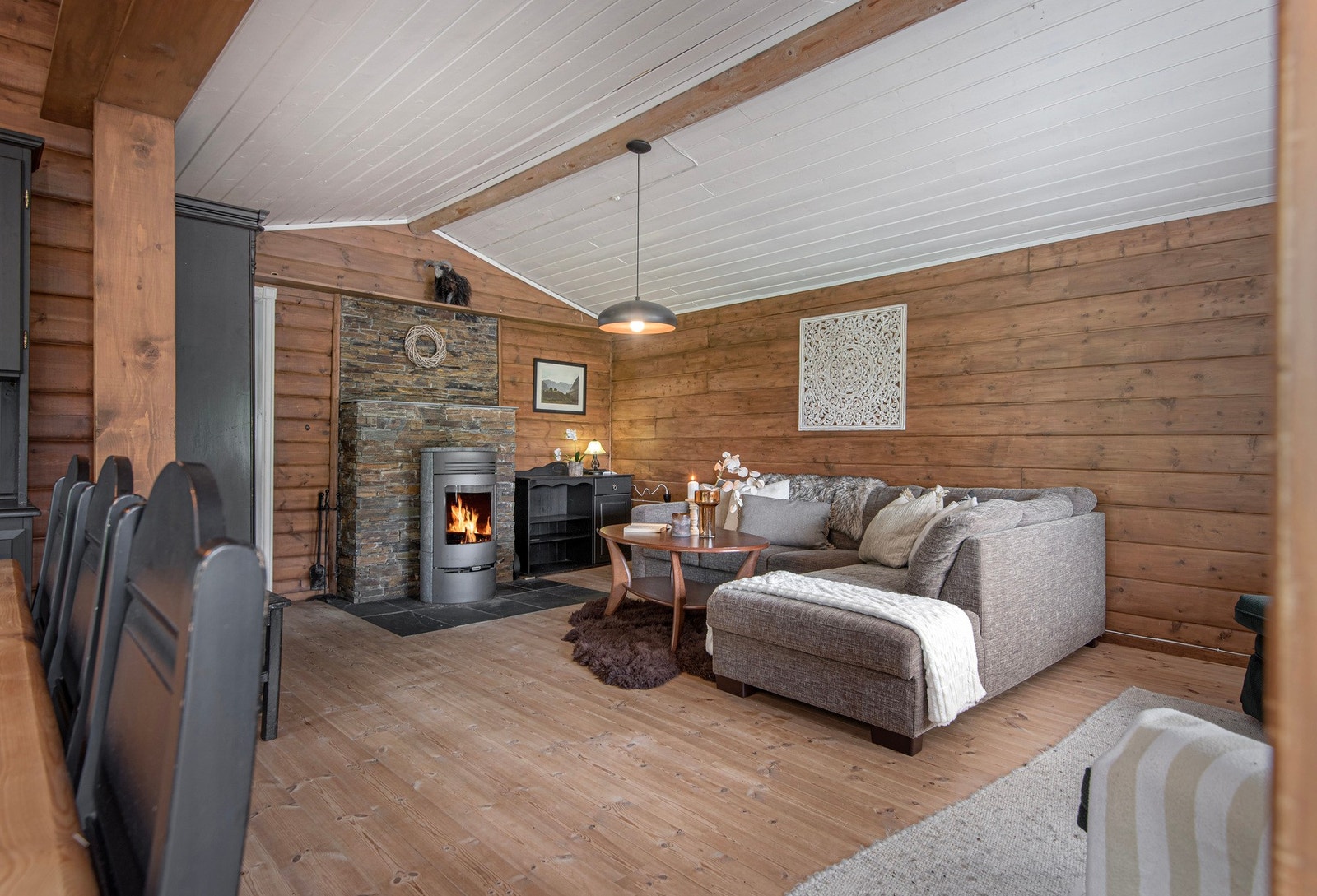 Kos deg med en god bok eller en varm kopp kakao i denne innbydende stuen. Galleribilde