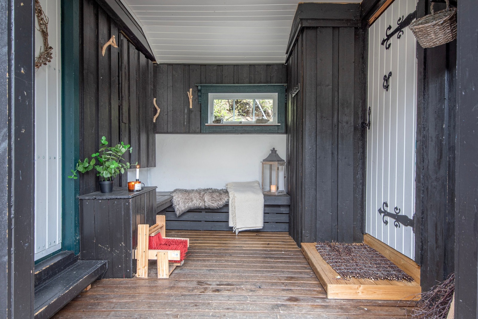 Pent overbygd inngangparti med terrassedekke og plassbygde benker - Galleribilde