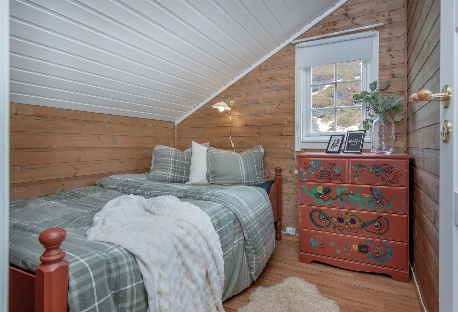 Soverom nr 2 har plass til dobbeltseng og kommode. Galleribilde