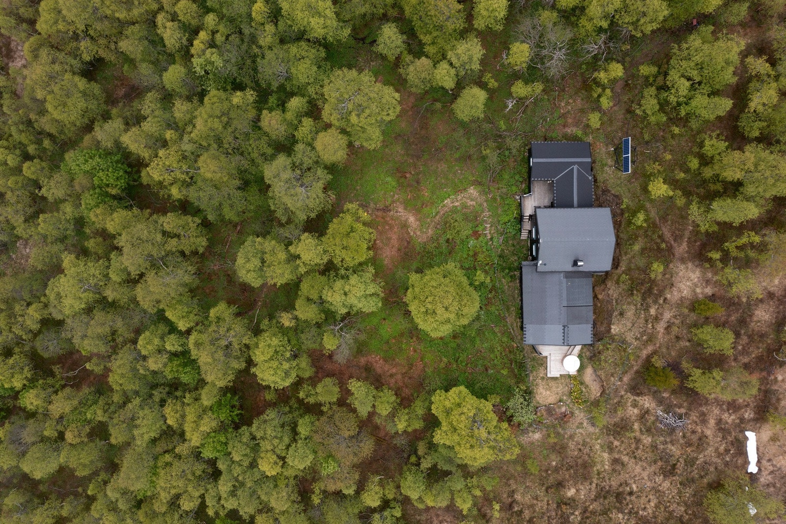 Tomten er stor og gir rom for å nyte dagene ute både sommer og vinter. Galleribilde