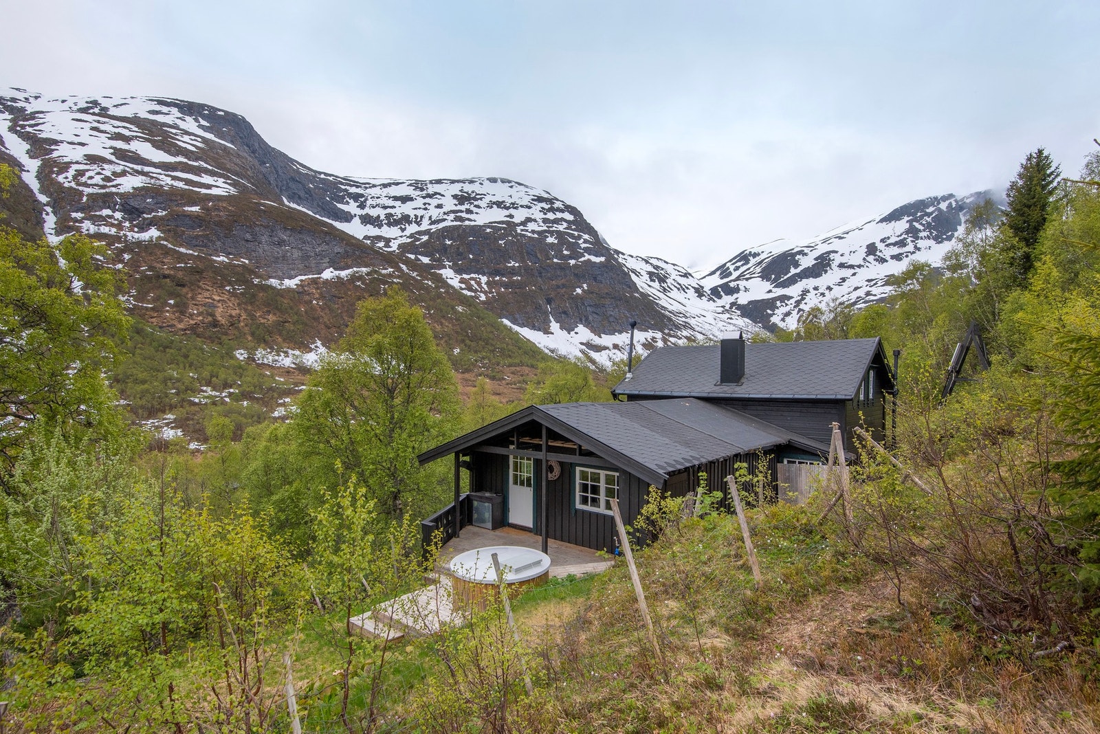 Hytten ligger flott til i åpent terreng med en nydelig utsikt til det naturskjønne landskapet. Galleribilde