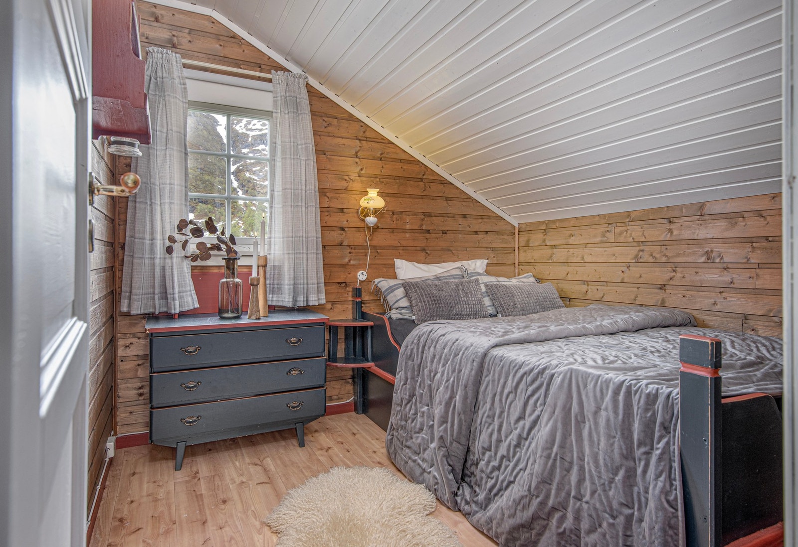 Soverom nr 3 med plass til dobbeltseng, nattbord og kommode. Galleribilde