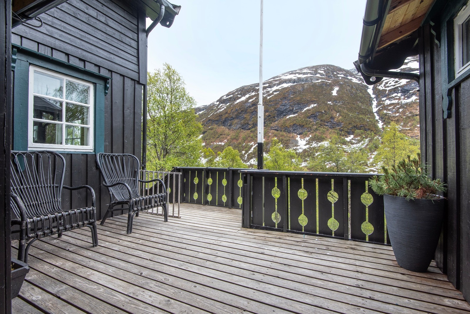 Lun og fin terrasse med plass til utemøbler. Galleribilde