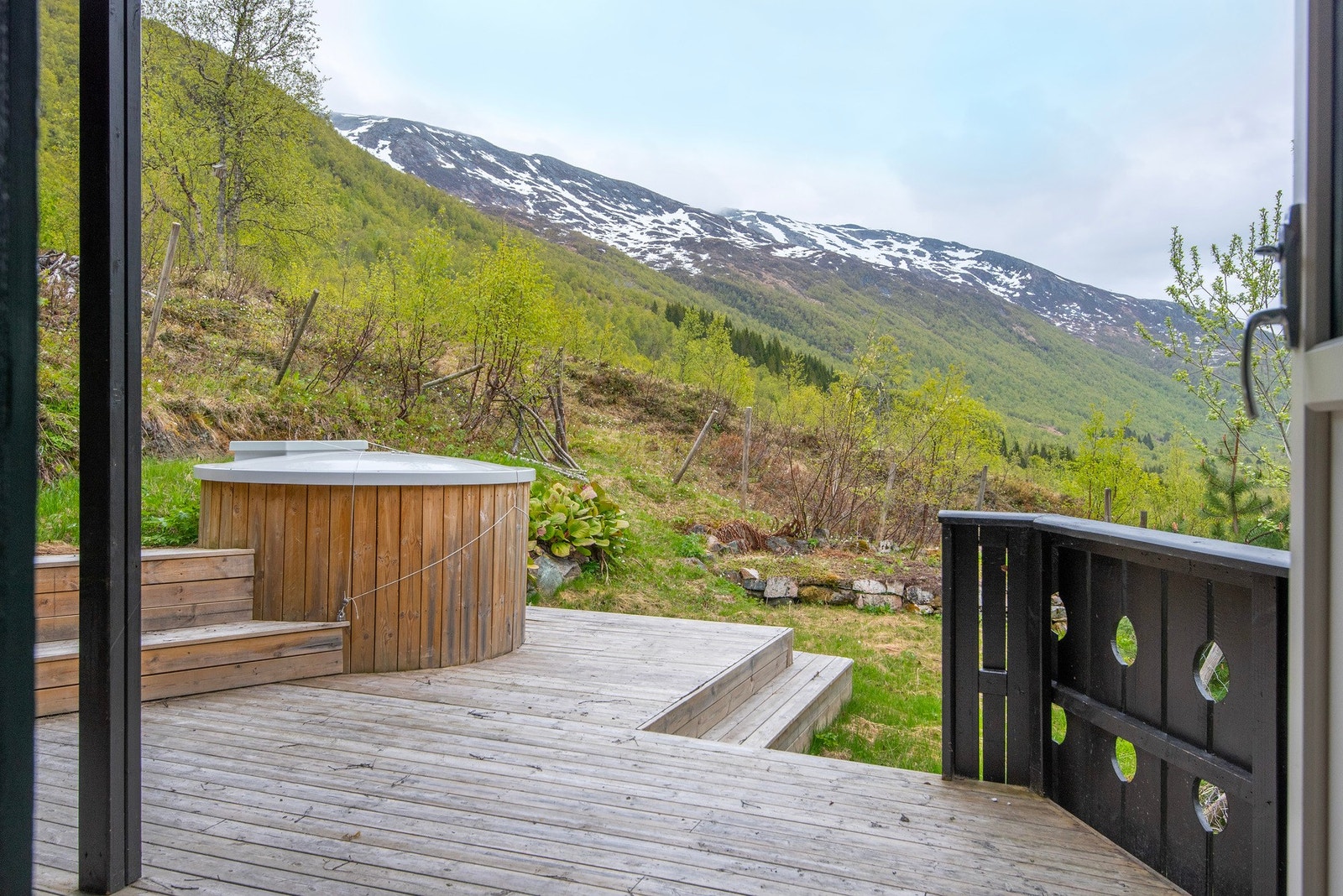 Her kan du omgi deg med frisk luft og fine omgivelser mens du slapper av i badestampen på denne innbydende terrassen. Galleribilde