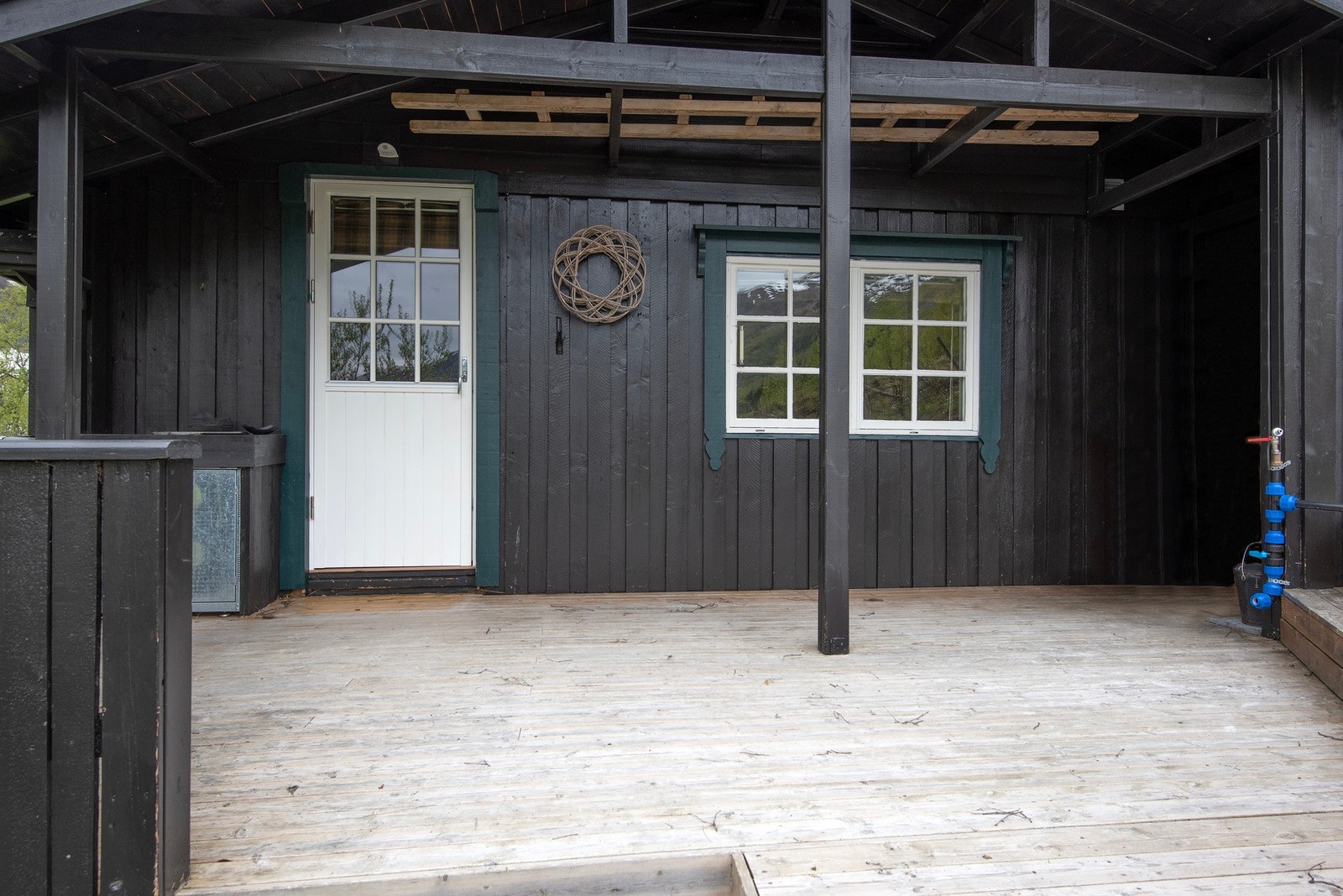 Delvis overbygd terrasse med plass til utemøbler og grill. Her kan en invitere familie og venner til hyggelige stunder. Galleribilde