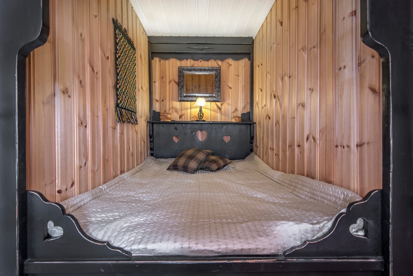 Hytten har 5 soverom. Det er ett soverom i 1.etg, og fire på loftet. Galleribilde