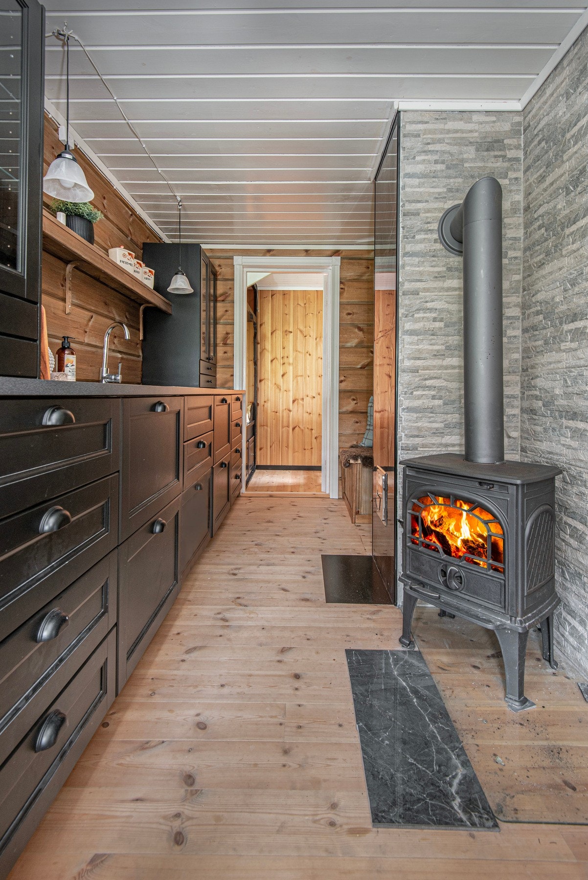 En koselig peisovn på kjøkkenet. Galleribilde