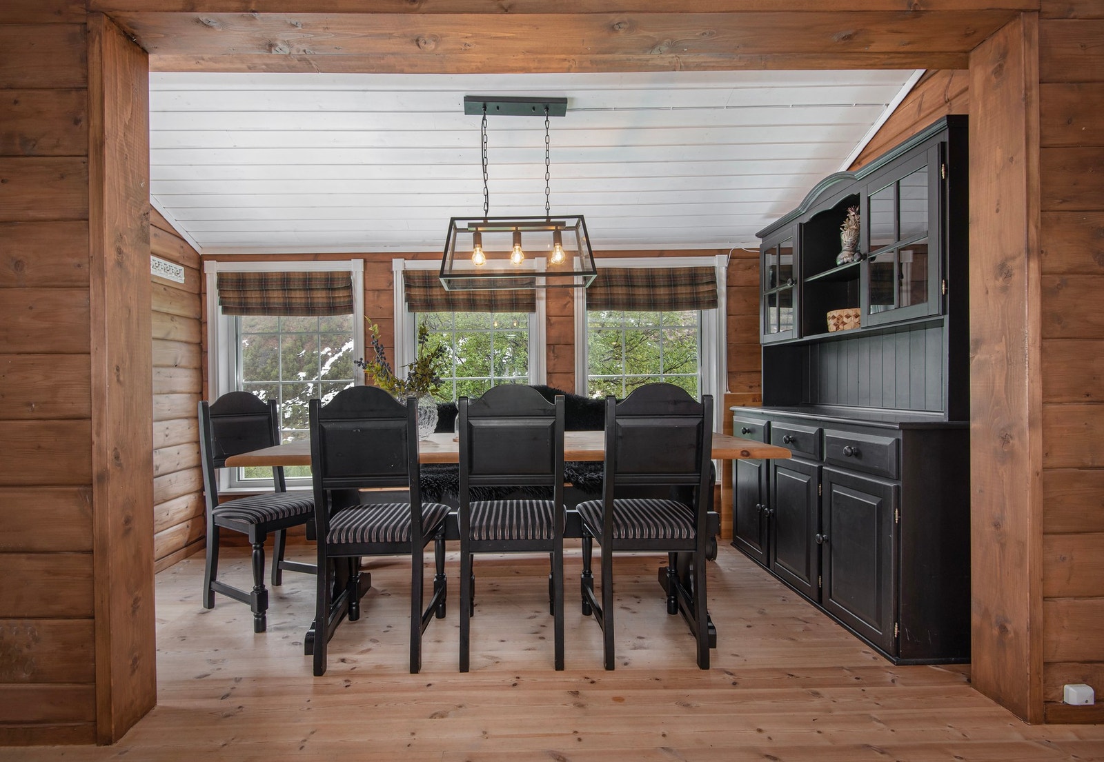 Det er god plass til en spisegruppe i stuen. Galleribilde