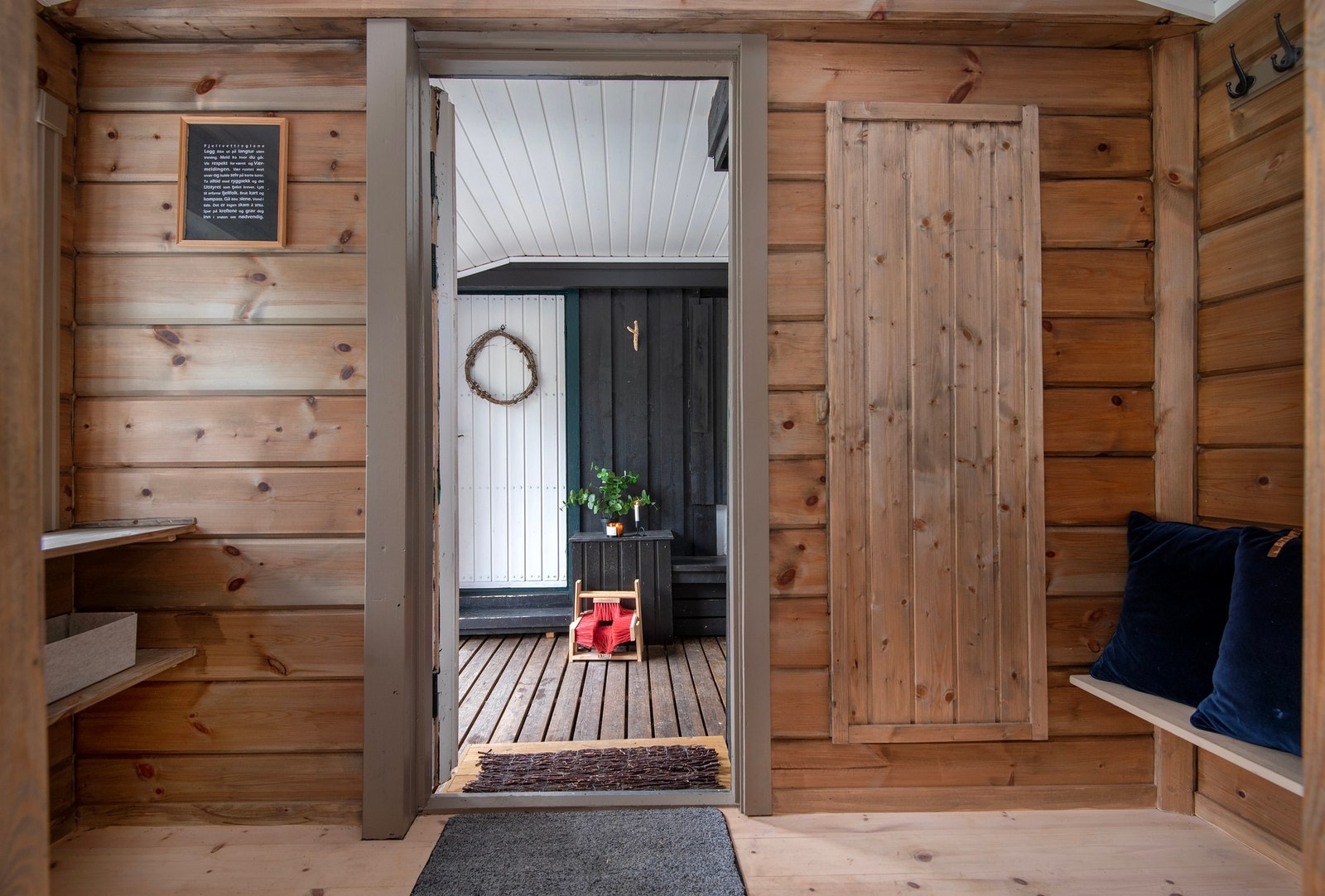 - en sjarmerende og lun entré med plass til oppbevaring av yttertøy og sko. Galleribilde