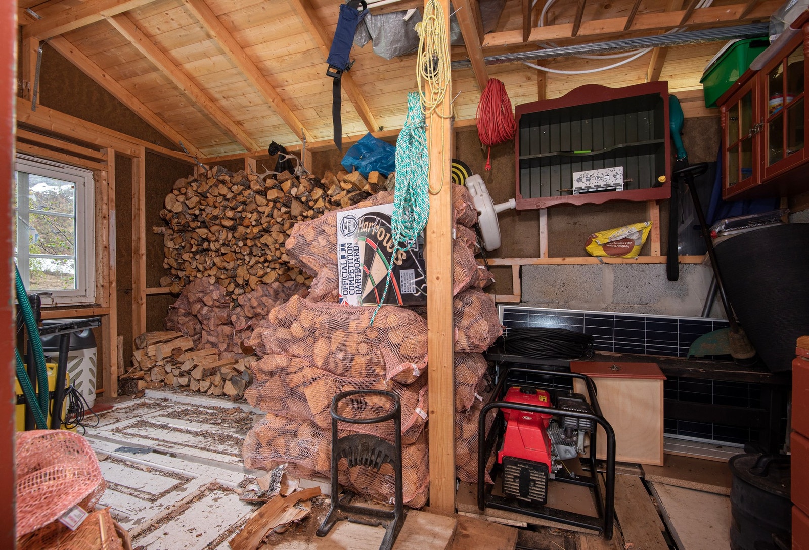 Uthus med god plass til lagring av bl.a. ved. Galleribilde