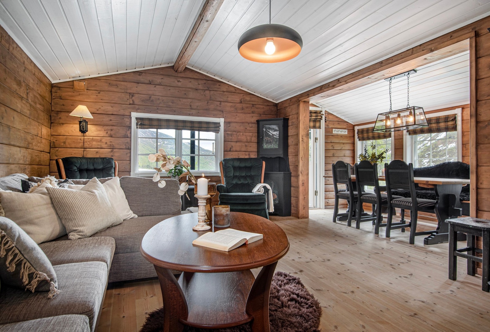 Stuen har god plass til både spisestue og sofaløsning. Her kan man samle familie og venner. Fra stuen er det utgang til terrasse. Galleribilde