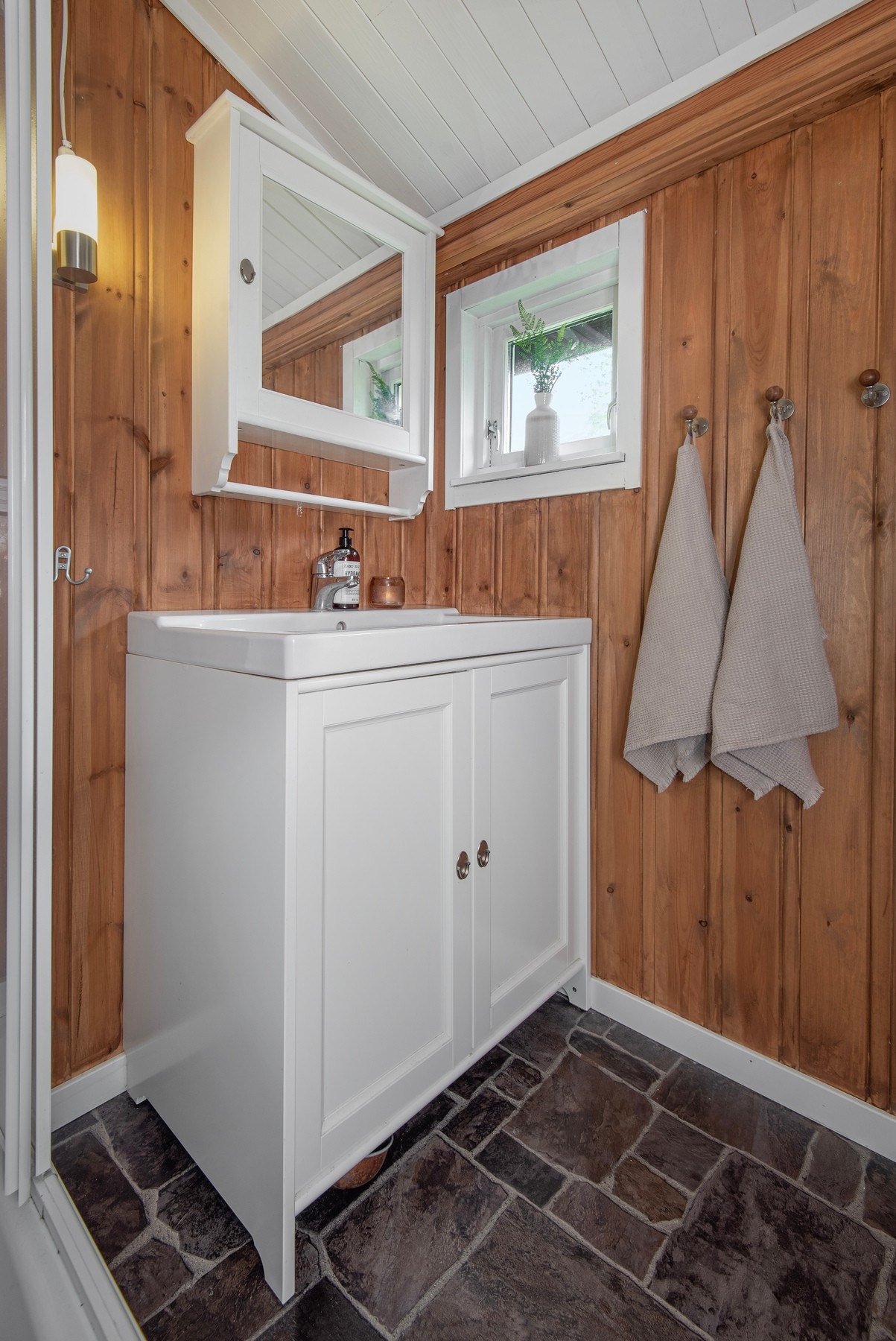 - innredning med skapfronter og helstøpt servant. Galleribilde