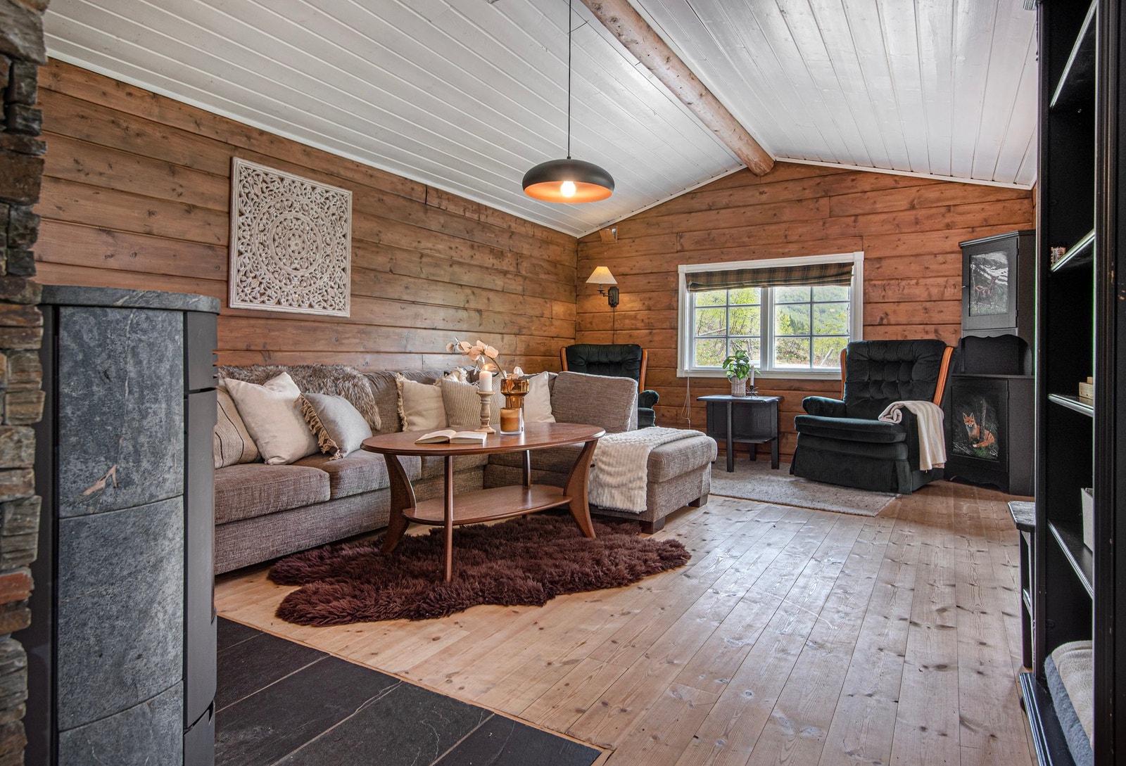 På gulvet er det tregulv av furu, og på veggene er det beiset trepanel i lun hyttefarge. Galleribilde