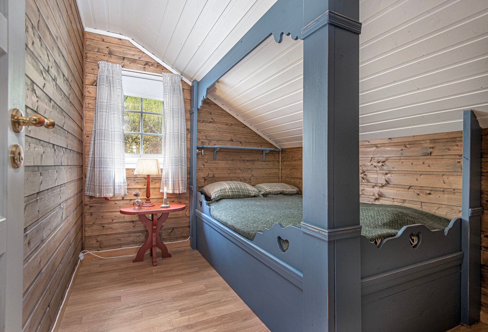 Soverom nr 5 med plassbygd dobbeltseng. Galleribilde