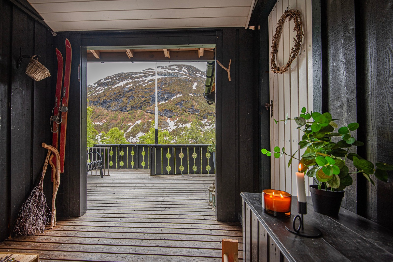 - her kan en sitte i ly for vær og vind og nyte utsikten. Galleribilde