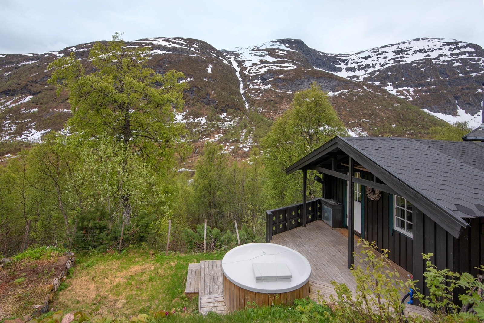 Hytten ligger fint i terrenget i åpent landskap uten andre hytter tett innpå. Galleribilde