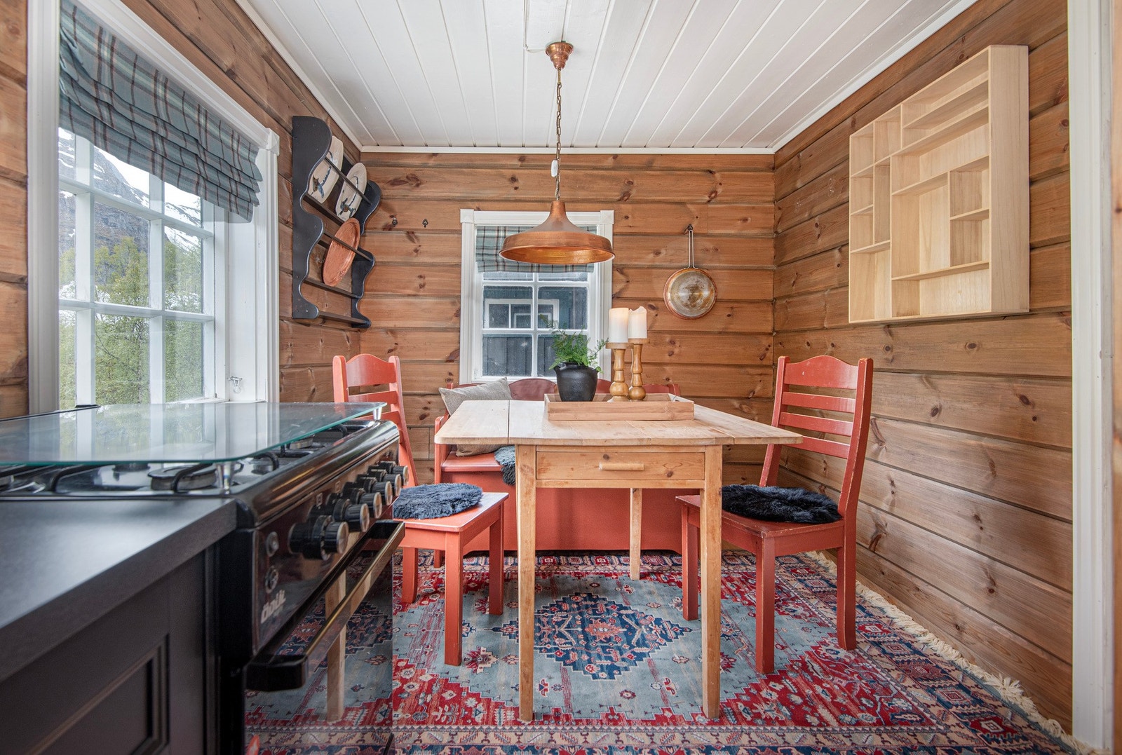 Det er laminat benkeplate og gode arbeidsflater for matlaging. Galleribilde