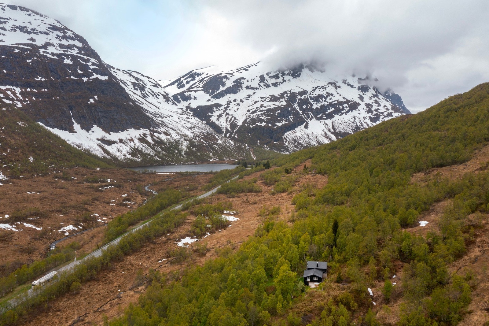 Bare et par minutter unna i bil finner du Strandafjellet skisenter. Det er kjent for sitt varierte og utfordrende løypenett, som passer for skikjørere på alle nivåer. Galleribilde