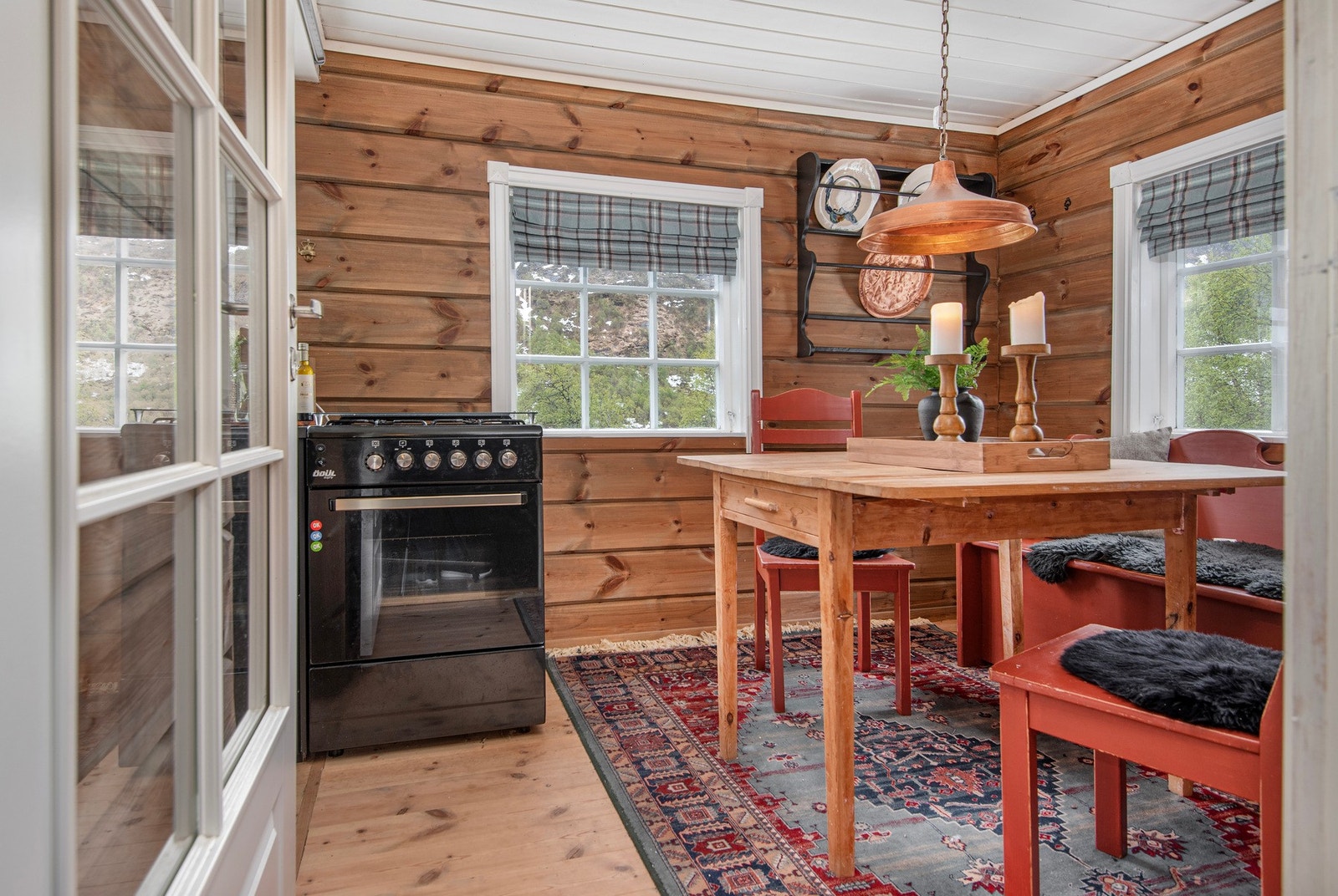 Det er plass til en liten spisegruppe på kjøkkenet. Galleribilde