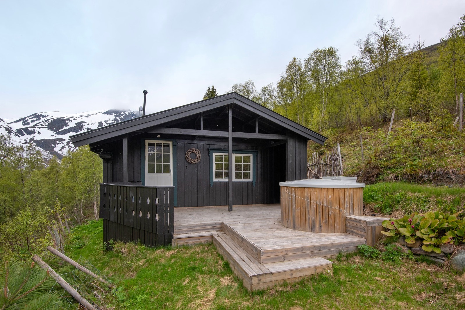 Slapp av og kos deg på denne idylliske terrassen omgitt av vakker natur. Galleribilde