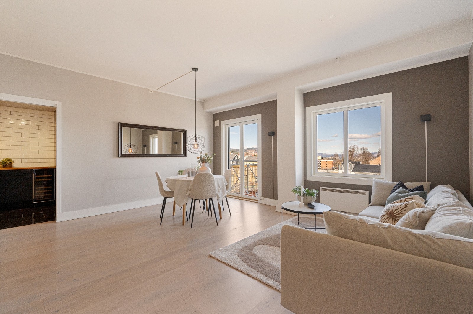 Fra stuen er det dobble dører til fransk balkong Galleribilde