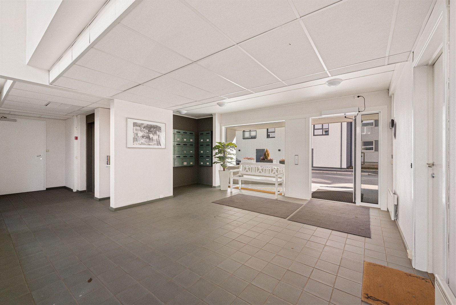 Pent og romslig, felles inngangsparti med heis og trappegang Galleribilde