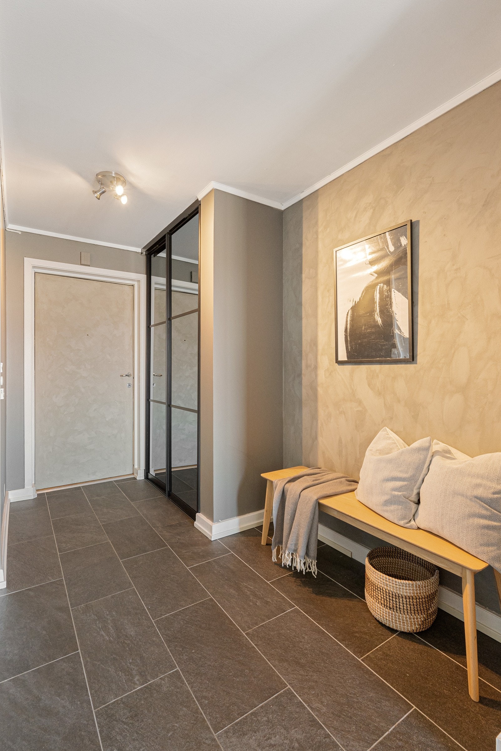 Velkommen inn! Hyggelig entre med skyvedørsgarderobe Galleribilde