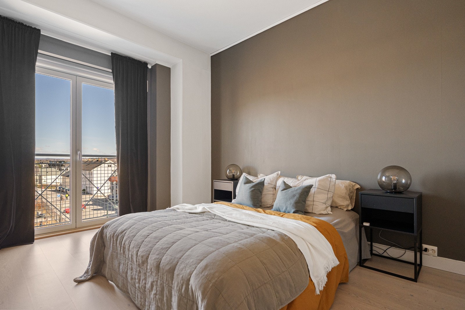 Delikat og romslig hovedsoverom med doble dører mot fransk balkong Galleribilde