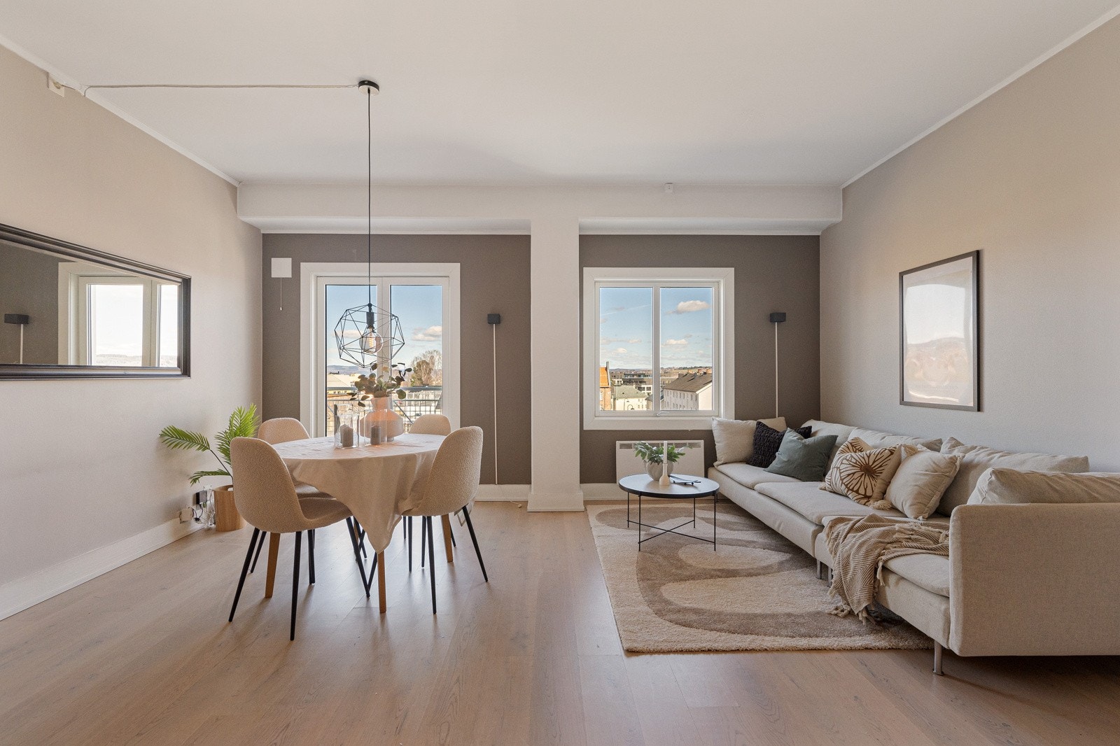 Stuen er lys og romslig med plass til både salong og spisestuemøblement Galleribilde