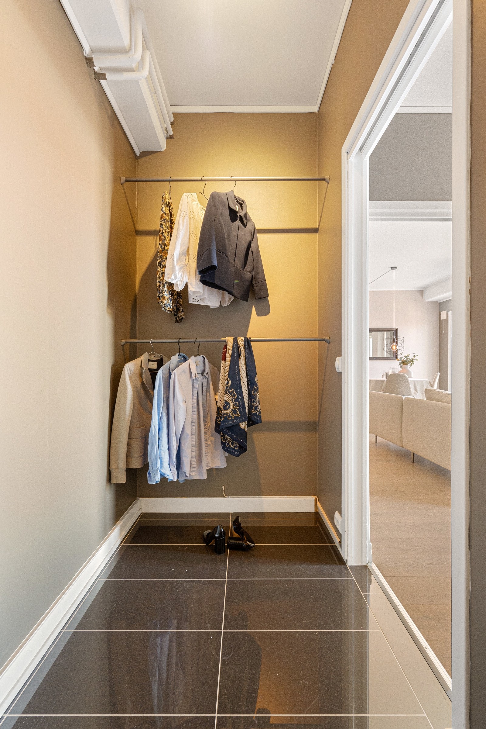 Fra hovedsoverommet er det inngang til bod/walk-in-closet Galleribilde