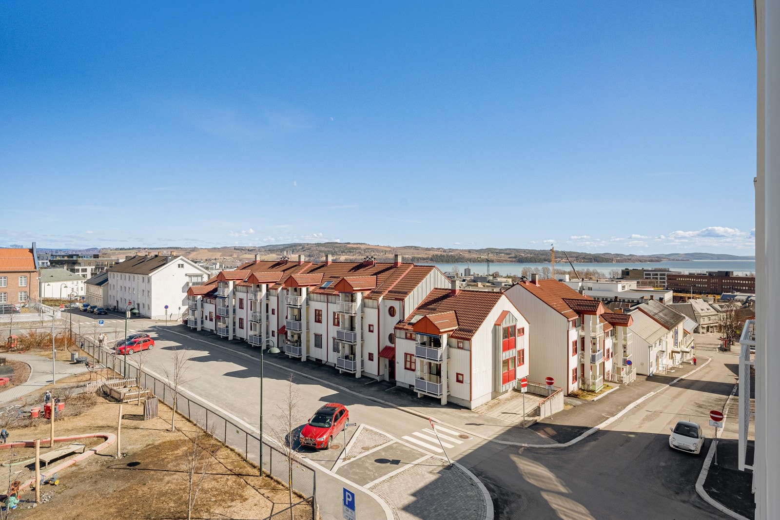 Bassengvegen 6 ligger sentralt i Gjøvik, med gangavstand til at du trenger av shopping, restauranter, kultur, kommunikasjon mv. Galleribilde