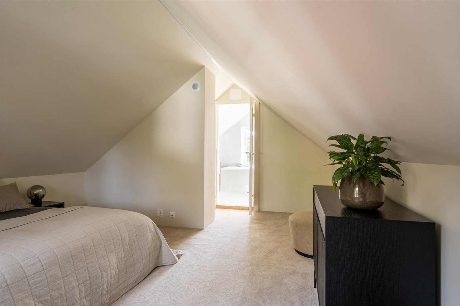 Fra "suiten" er det inngang til eget bad. Galleribilde