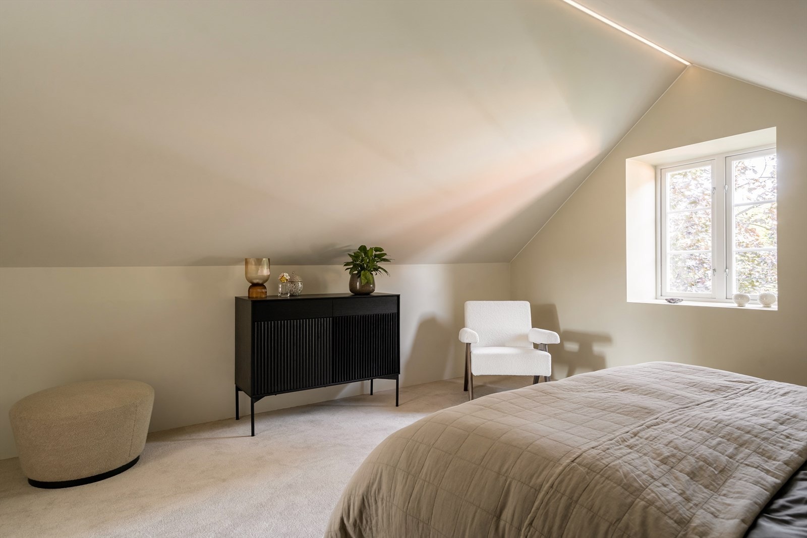 Et rom av generøs størrelse, og med en behagelig hotellfølelse. Galleribilde