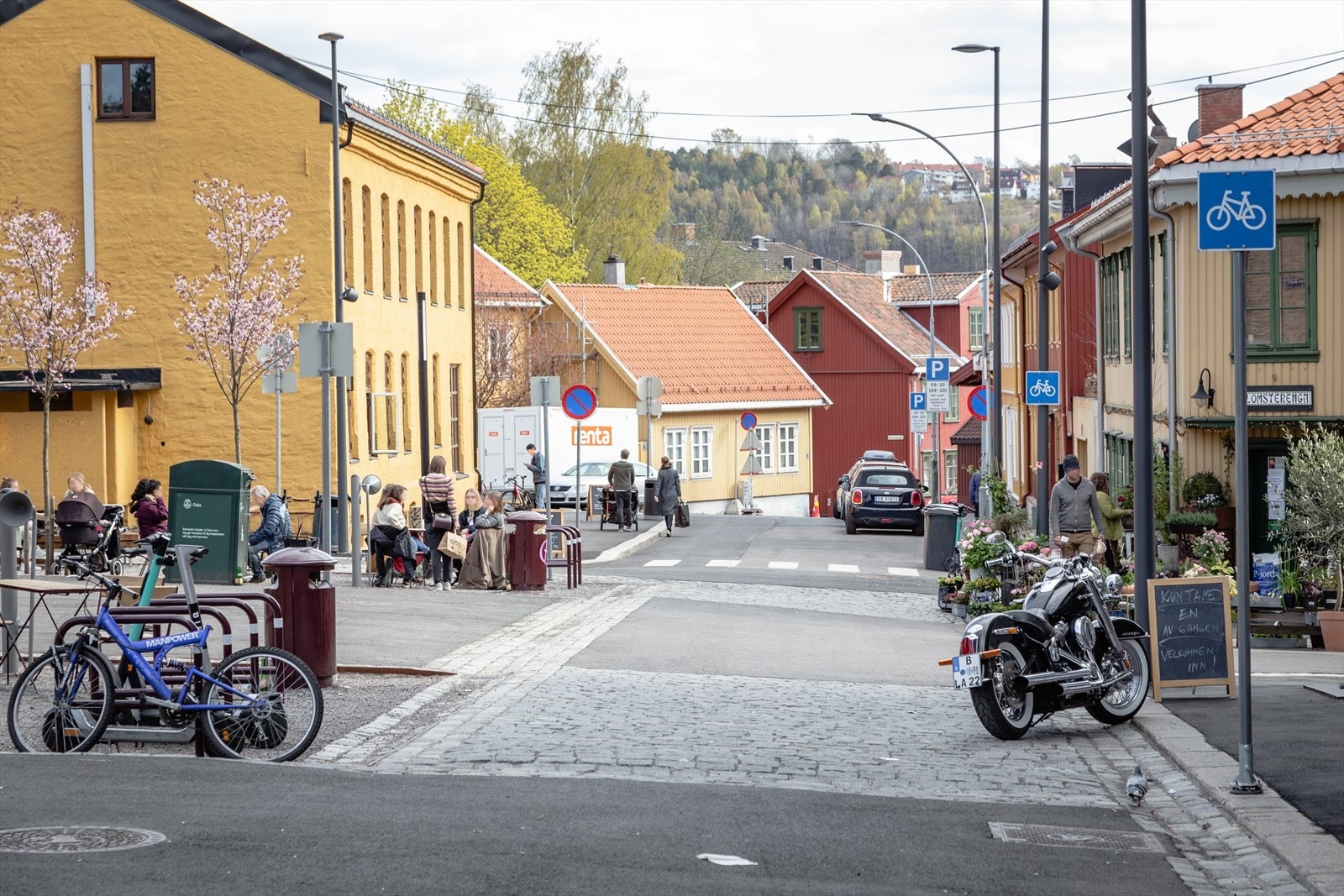 Thorbjørn Egners plass er en flott møteplass, og har både bakeri og blomsterhandel. Galleribilde