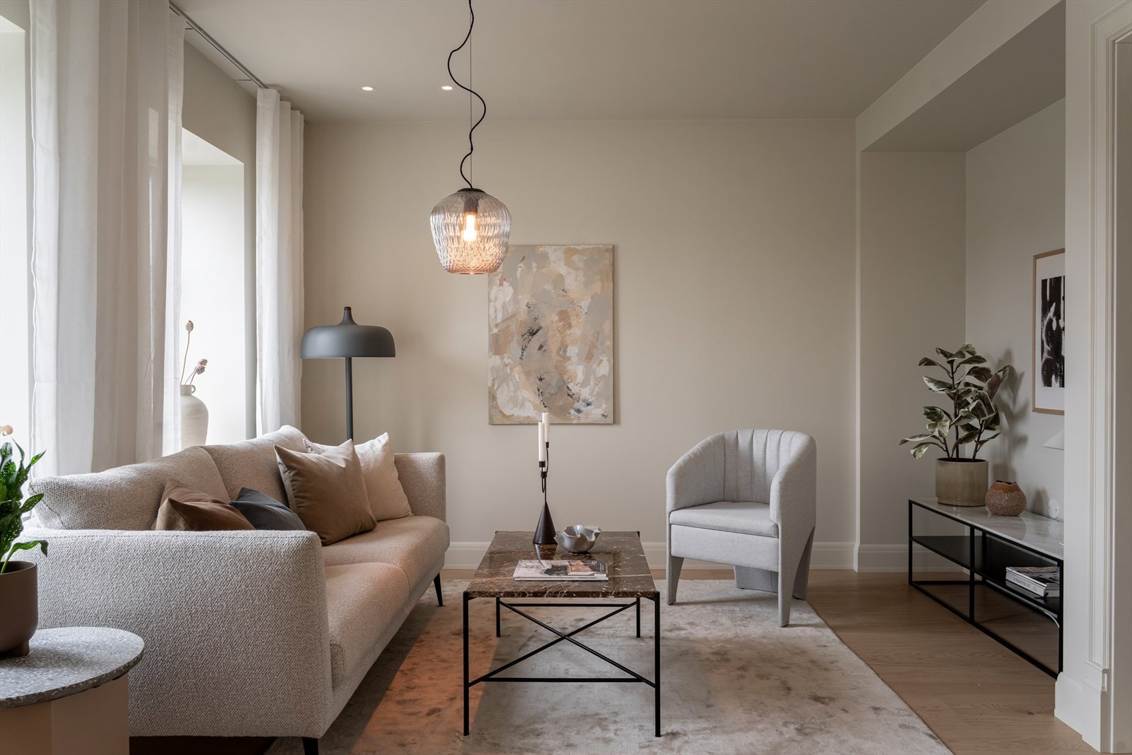 Boligen har et gjennomført uttrykk med overflater malt i en moderne fargepalett, og 1-stavs parkett i gulv i stuen. Galleribilde
