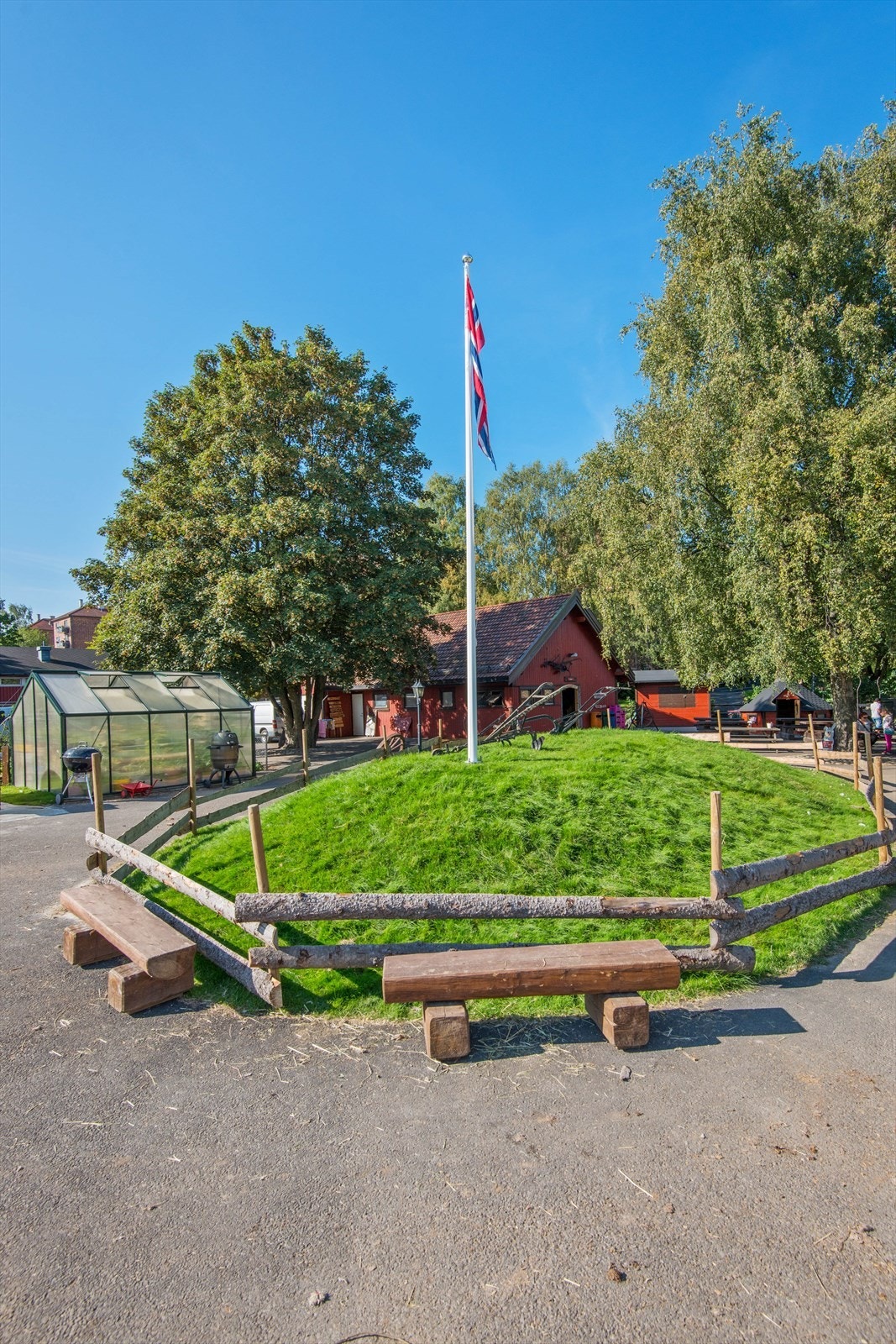 Kampen økologiske bondegård ligger en kort spasertur unna. Bondegården pusser opp, og gjenåpner 1 desember. Galleribilde