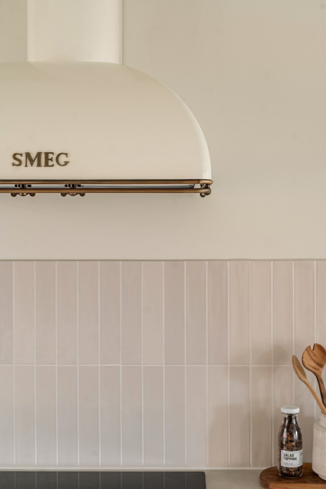 Kronen på verket er den unike kjøkkenventilatoren fra SMEG, med avtrekk ut i det fri. Galleribilde