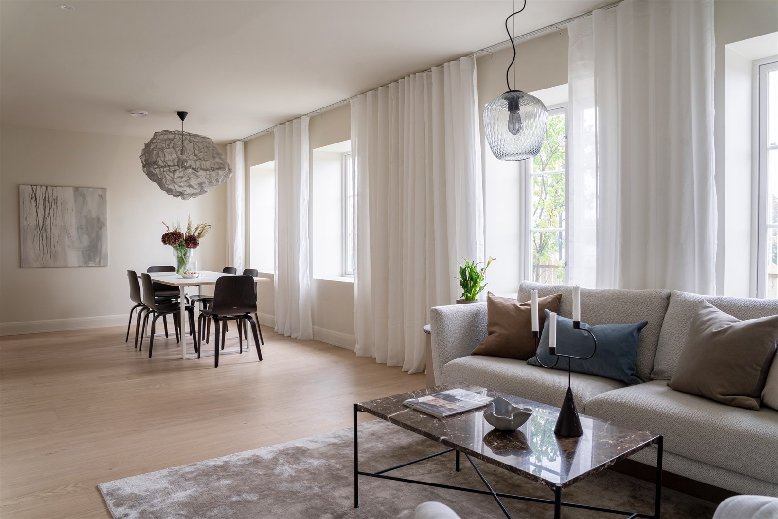 Boligen utgjør en svært innholdsrik og innbydende enebolig over fire plan med loft, to hovedplan og kjeller. Galleribilde